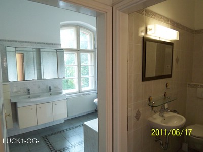 Blick vom Flur in Richtung Bad und Gäste-WC