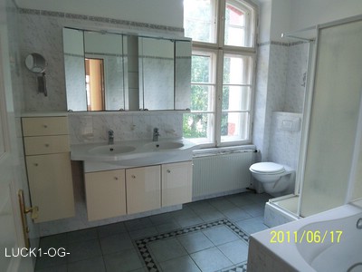 Blick vom Flur in das Bad