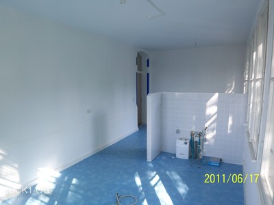 Ansicht Küche mit Sanitärvorrat in Richtung Eingang