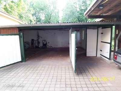 Garage mit zweitem Zugang (rechts) für Fahrräder usw.
