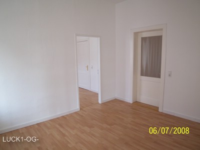 Nebenraum mit Blick zum Flur & Tür zum Schlafraum