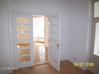 Ansicht vom Nebenraum in das Wohnzimmer