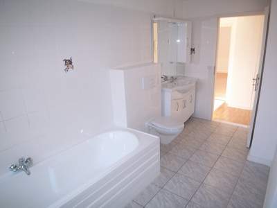 Bad, Sicht Schlafzimmer / Flur