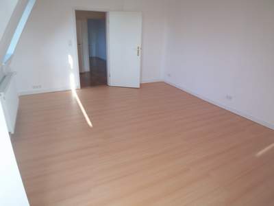 Erkerzimmer mit Blick Straße / Flur